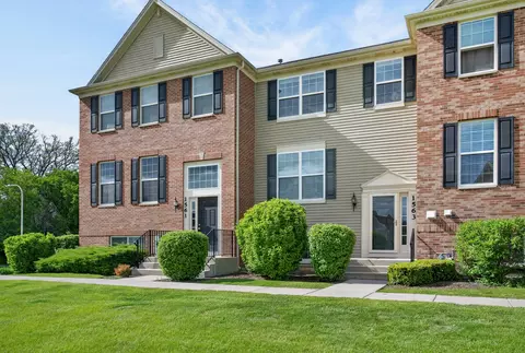 1563 Deer Pointe Dr, South Elgin, IL 60177