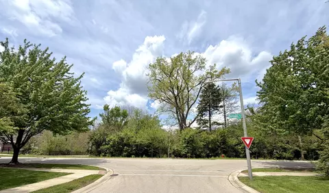 24 W554 Burlington Ave, Naperville, IL 60563