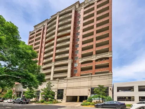 828 W Grace St #1404, Chicago, IL 60613
