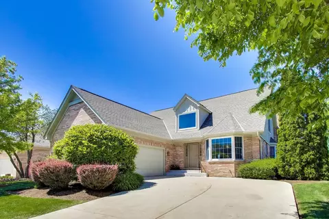 1049 Plantain Ct, Crystal Lake, IL 60014