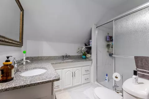 Bath - 275 Plainview Dr, Bolingbrook, IL 60440 photo 2 of 2