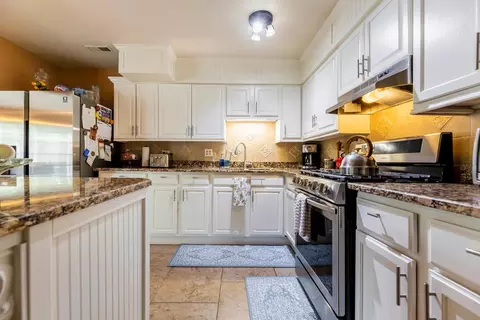 Kitchen - 275 Plainview Dr, Bolingbrook, IL 60440 photo 2 of 4