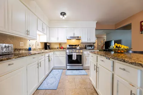 Kitchen - 275 Plainview Dr, Bolingbrook, IL 60440 photo 4 of 4