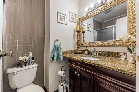 Bath - 275 Plainview Dr, Bolingbrook, IL 60440 photo 1 of 2