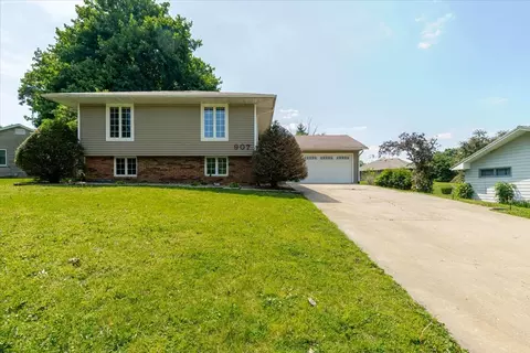 907 S Quincy St, Clinton, IL 61727