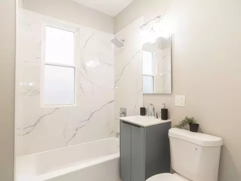 Bath - 7232 S Sangamon St, Chicago, IL 60621 photo 1 of 2