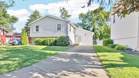 5 Siesta Ct, Bloomington, IL 61704