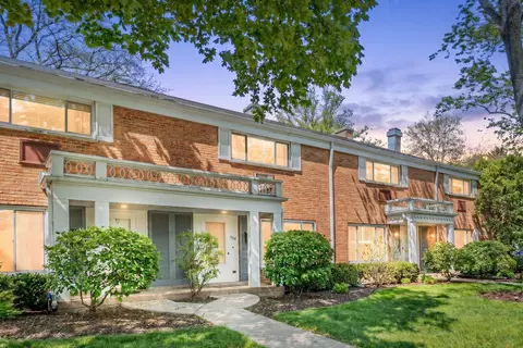 1534 Palmgren Dr, Glenview, IL 60025