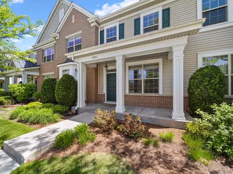 2021 Dauntless Dr, Glenview, IL 60026