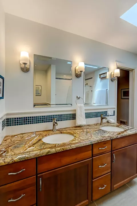 Bath - 629 W Elm St, Wheaton, IL 60189 photo 3 of 4