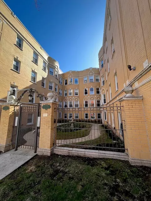 7411 N Hoyne Ave #2, Chicago, IL 60645