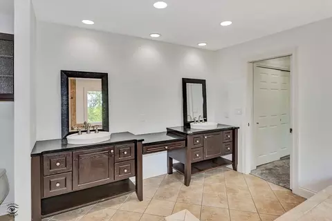 Bath - 2471 Girard Turn, Kankakee, IL 60901 photo 2 of 5