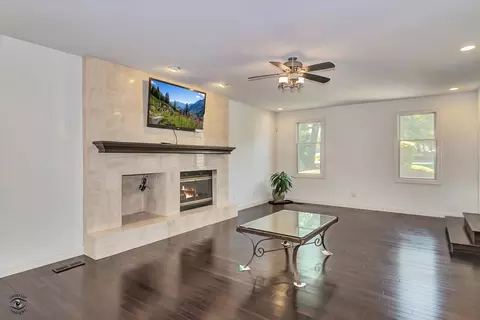Living - 2471 Girard Turn, Kankakee, IL 60901 photo 2 of 6
