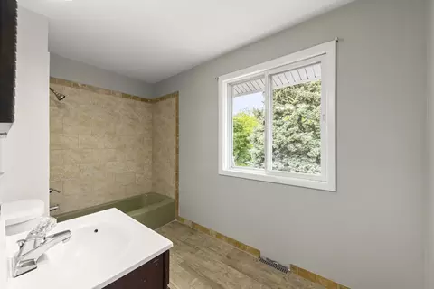 Bath - 149 Thomas Rd, Bolingbrook, IL 60440 photo 2 of 2