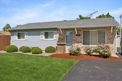 120 Olympic Dr, Bolingbrook, IL 60440