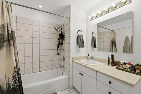 Bath - 8 E Randolph St #1506, Chicago, IL 60601 photo 2 of 2