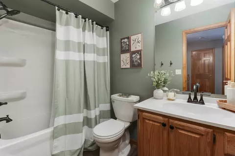 Bath - 3203 Eagle Crest Rd, Bloomington, IL 61704 photo 4 of 5