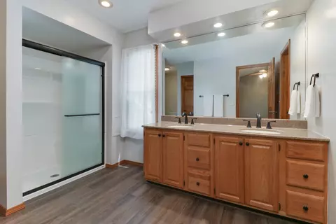 Bath - 3203 Eagle Crest Rd, Bloomington, IL 61704 photo 2 of 5
