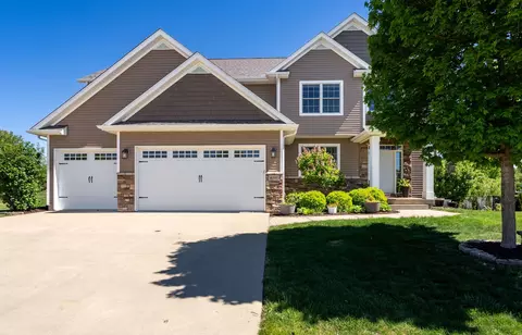6151 Spring Cir, Davenport, IA 52807