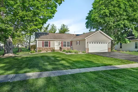 209 N Pine St, Gardner, IL 60424