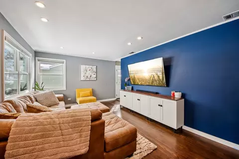 Living - 3107 Falcon Ct, Rolling Meadows, IL 60008 photo 2 of 3
