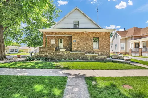 12 S Walnut St, Villa Grove, IL 61956