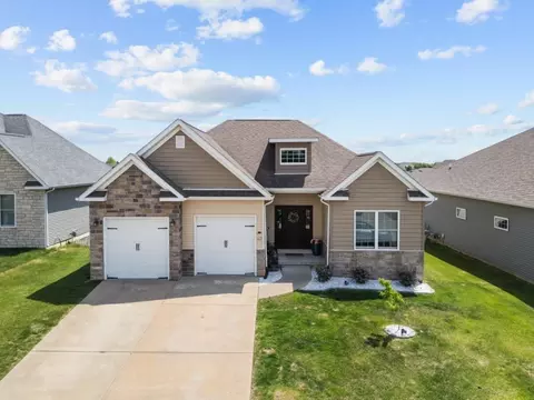 67 Cobblestone Ln, Leclaire, IA 52753