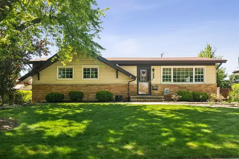 805 E Ironwood Dr, Mount Prospect, IL 60056