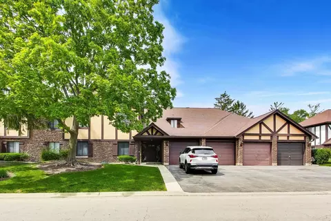 1720 Lakecliffe Dr #A, Wheaton, IL 60189