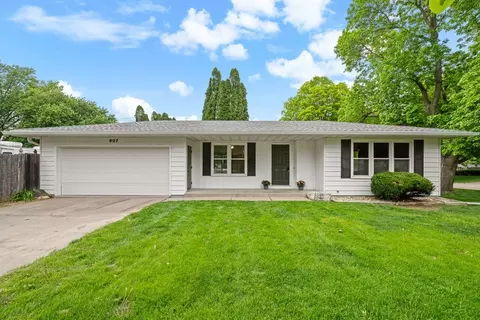 907 Colony Dr, Davenport, IA 52806