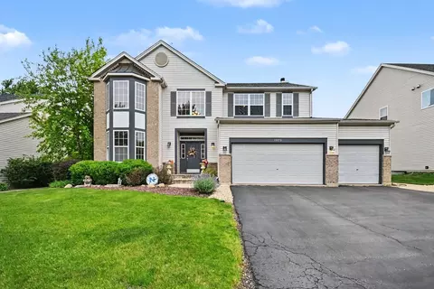 2070 Holt Ln, South Elgin, IL 60177