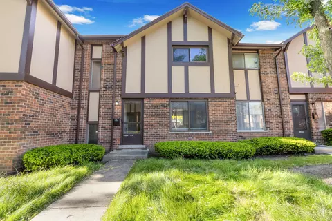 18 W266 Knollwood Ln, Villa Park, IL 60181