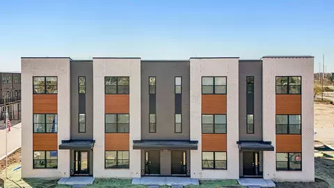 2230 Waters Edge Dr, Schaumburg, IL 60173