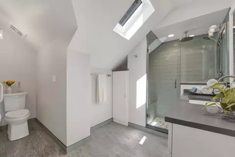 Bath - 3029 Simpson St, Evanston, IL 60201 photo 3 of 4