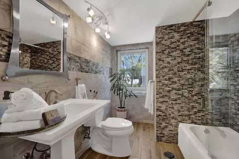 Bath - 3029 Simpson St, Evanston, IL 60201 photo 4 of 4