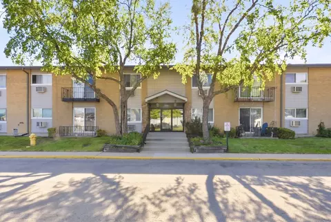8828 N Leslie Ln #104D, Des Plaines, IL 60016