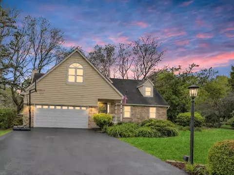 38 W643 Bittersweet Ln, Elgin, IL 60124