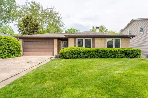 1722 W Pheasant Trl, Mount Prospect, IL 60056