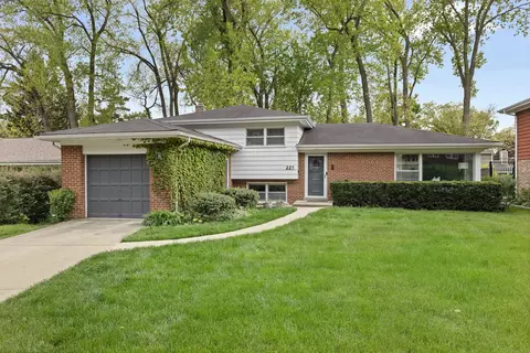 221 W Sheridan Pl, Lake Bluff, IL 60044