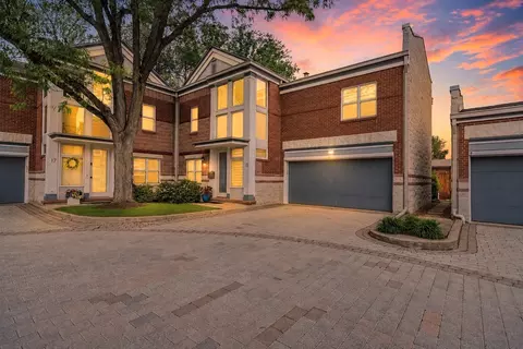 15 Manchester Ln, Elmhurst, IL 60126