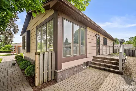 Exterior - 128 N Hale Ave, Bartlett, IL 60103 photo 2 of 3
