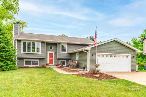 829 Colony Ct, Lindenhurst, IL 60046