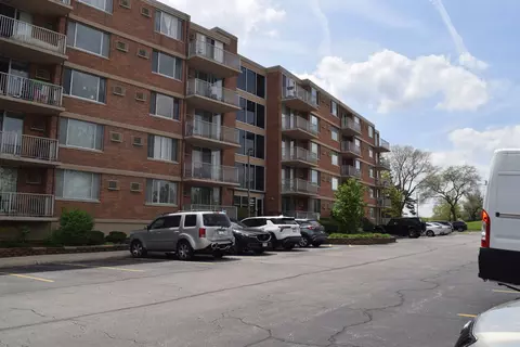2200 S Stewart Ave #4B, Lombard, IL 60148