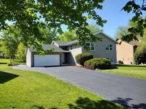 1127 Candlewick Dr NW, Poplar Grove, IL 61065