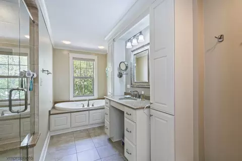 Bath - 4501 Opal Dr, Hoffman Estates, IL 60192 photo 2 of 4