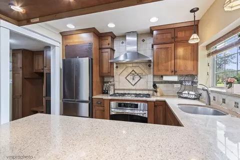 Kitchen - 4501 Opal Dr, Hoffman Estates, IL 60192 photo 3 of 5