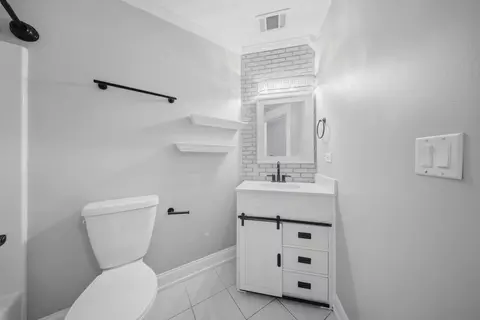 Bath - 317 Vincent Pl, Elgin, IL 60123 photo 5 of 5