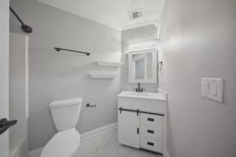 Bath - 317 Vincent Pl, Elgin, IL 60123 photo 3 of 5