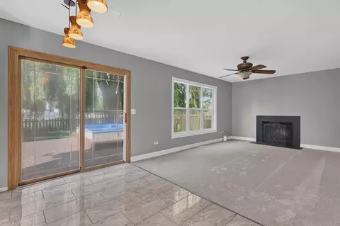 Living - 1560 Colorado Ave, Aurora, IL 60506 photo 5 of 7
