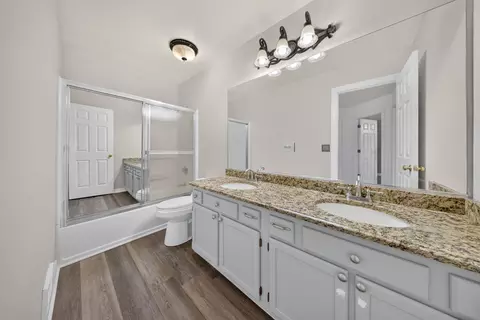 Bath - 1560 Colorado Ave, Aurora, IL 60506 photo 2 of 3
